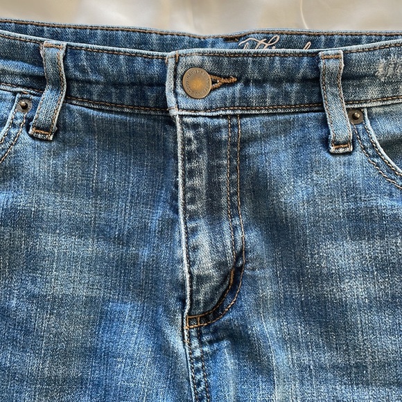 Universal Thread Boyfriend Short Mid Rise -Rips & Holes cuffed- size 14/32R - Picture 14 of 14